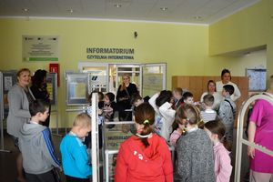 Dyrekcja Biblioteki Głównej podczas powitania dzieci i ich opiekunek w holu bliblioteki