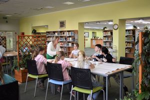 Dzieci malują w czytelni Biblioteki Głównej