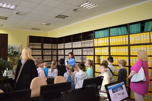 Dzieci słuchają bibliotekarki w Ośrodku Informacji Patentowej i Normalizacyjnej