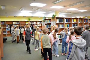 Dzieci rozwiązują zagadki podczas wycieczki po Bibliotece Głłównej