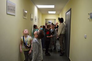 Dzieci w korytarzu części biblioteki zamkniętej dla czytelników