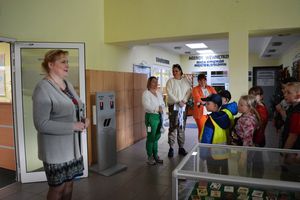 Dyrektorka Biblioteki Głównej Anna Gryta wita dzieci i ich opiekunki w holu Biblioteki Głównej 