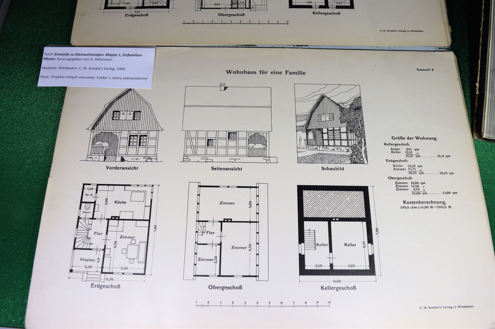 Plansza z książki archiwalnej przedstawiająca projekt domu jednorodzinego