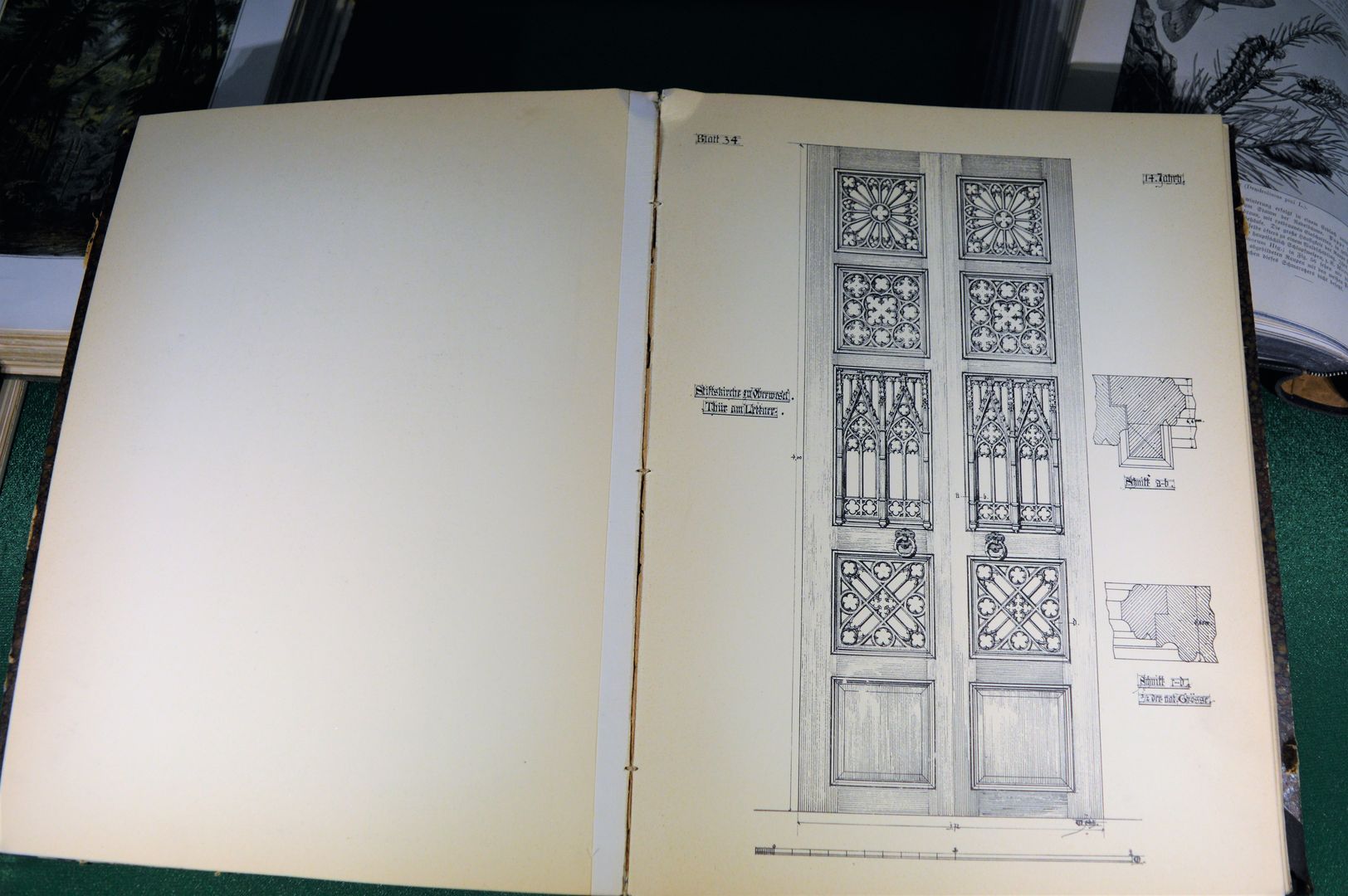 Książka archiwalna z ryciną przedstawiającą zabytkowe drzwi rzeźbione