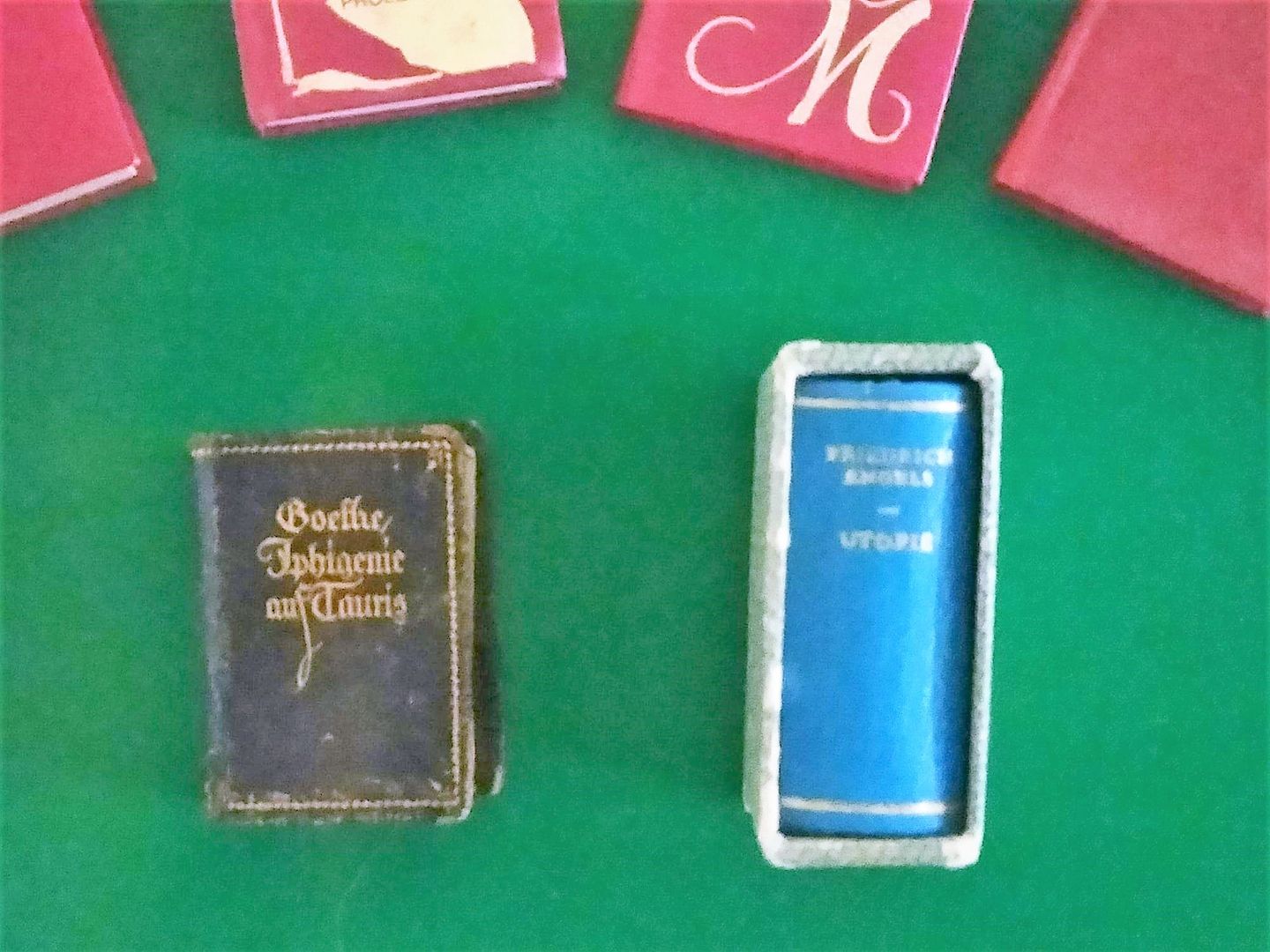 Dwie zabytkowe miniatrurowe książki z wystawy z okazji Tygodnia Bibliotek