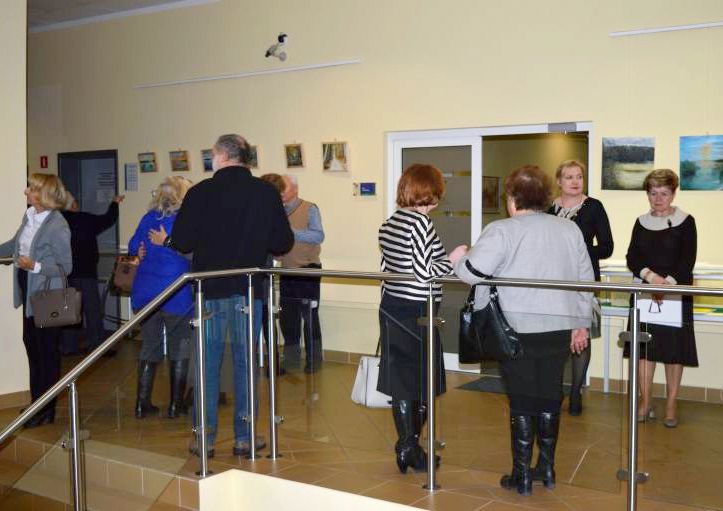 Goście czekający na otwarcie wystawy malarstwa Aleksandry Chojeckiej