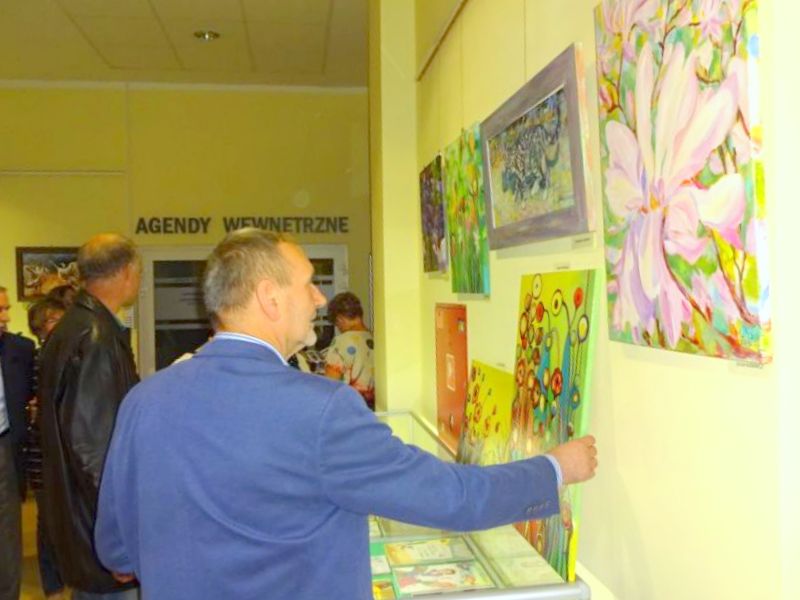 Mężczyzna oglądający obraz na wystawie Różnorodność