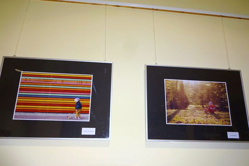 Dwie fotografie prezentowane na wystawie