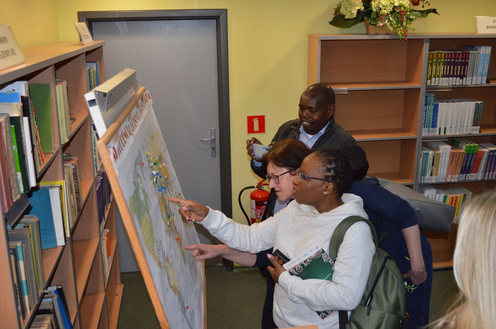 Goście z Kenii oglądają mapę z zaznaczonymi państwami pochodzenia studentów ZUT w Szczecinie