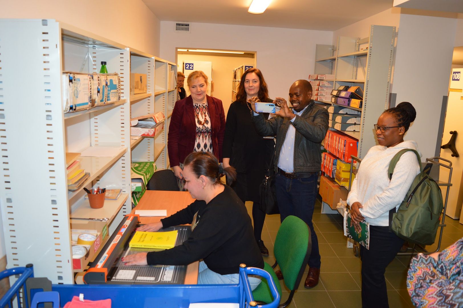 Goście z Kenii w magazynie Biblioteki Głównej ZUT w Szczecinie