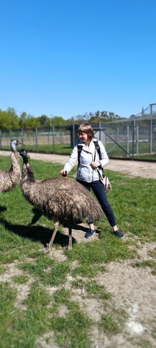 Emu i bibliotekarka w Zwierzętarni WBiHZ