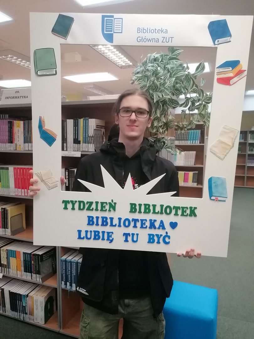 Student sfotografowany w okolicznościowej ramce Tygodnia Bibliotek