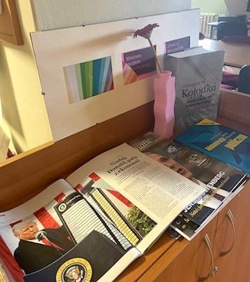Fragment wystawy w Bibliotece Wydziału Ekonomicznego “Znane osoby o ekonomii i nie tylko” 