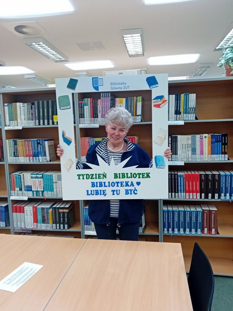 Była dyrektor Biblioteki Głównej ZUT sfotografowana w okolicznościowej ramce Tygodnia Bibliotek