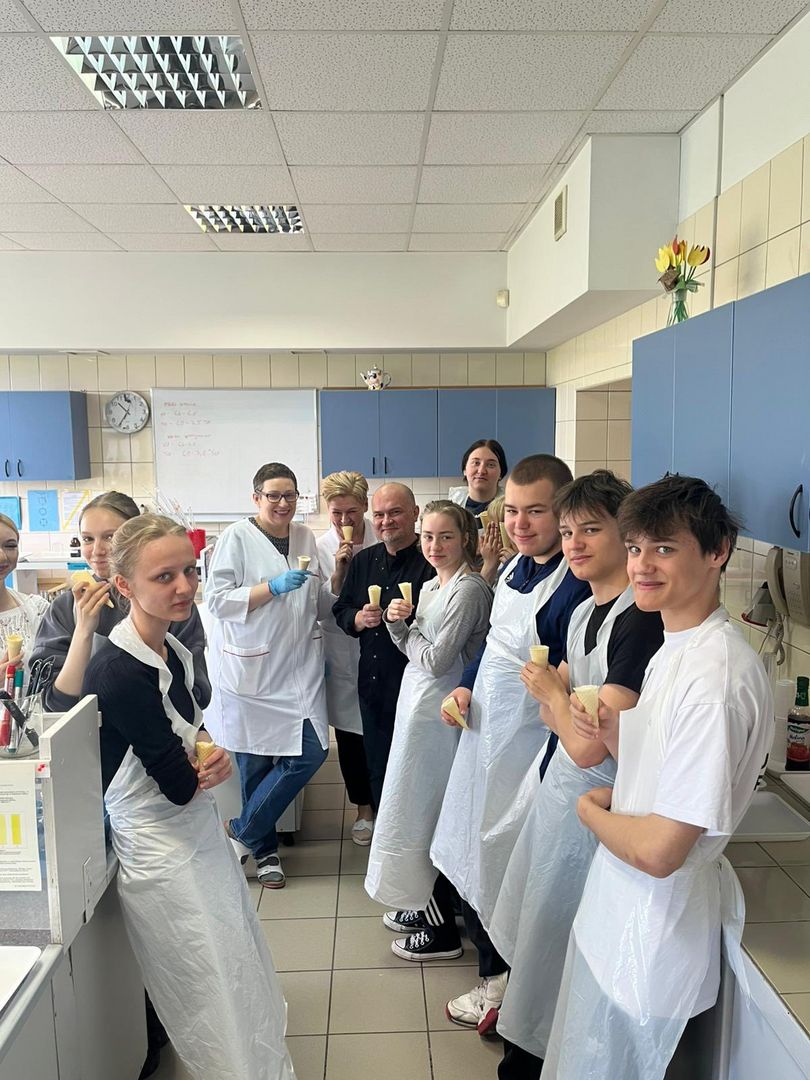 Uczniowie z wykładowcami w laboratorium na Wydziale Nauk o Żywności i Rybactwa