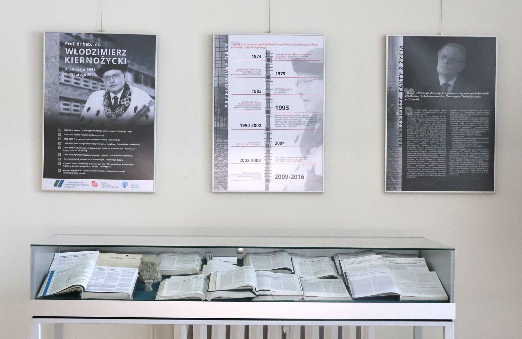 Plakat i jedna z gablot ekspozycyjnych wystawy upamiętniającej Profesora Włodzimierza Kiernożyckiego