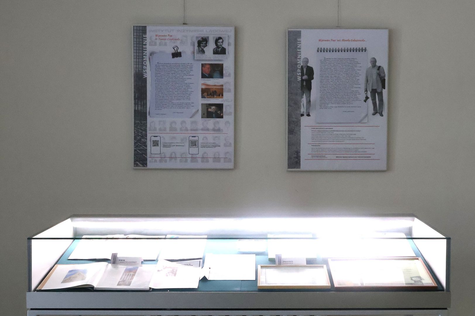 Plakaty i podświetlona gablota ekspozycyjna z eksponatami prezentowanymi na wystawie „Profesor Włodzimierz Kiernożycki – Człowiek Nauki, Inżynierii i Wizji”  w Galerii Rektorskiej