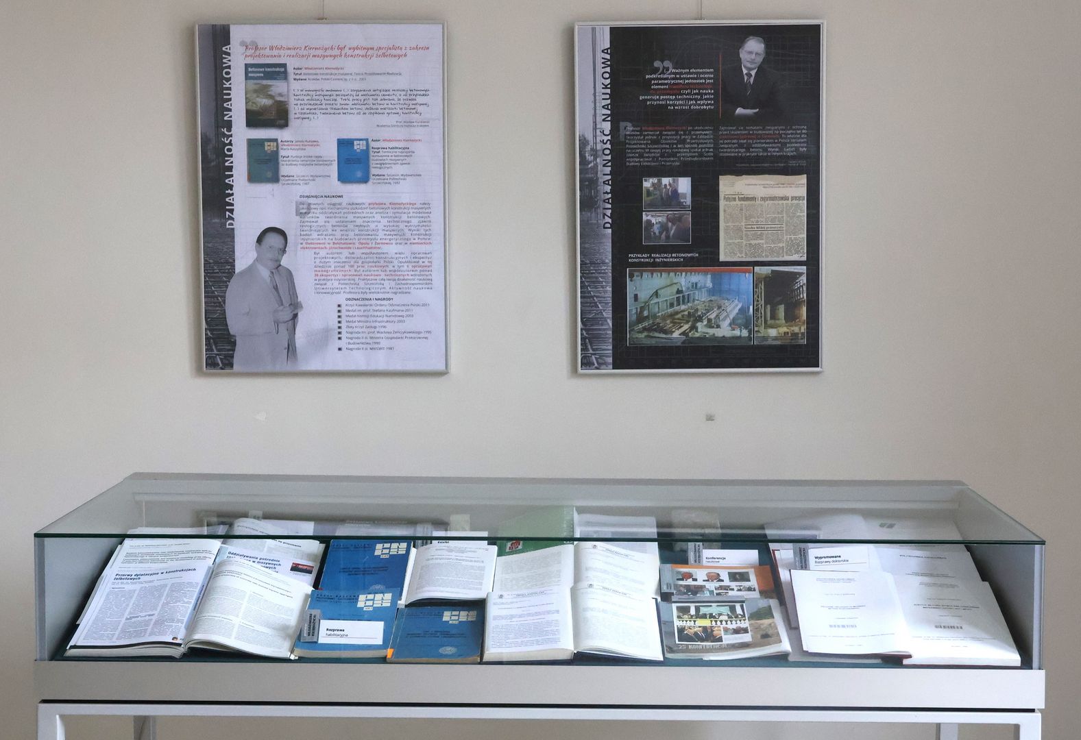 Fragment wystawy wystawy upamiętniającej Profesora Włodzimierza Kiernożyckiego w Galerii Rektorskiej