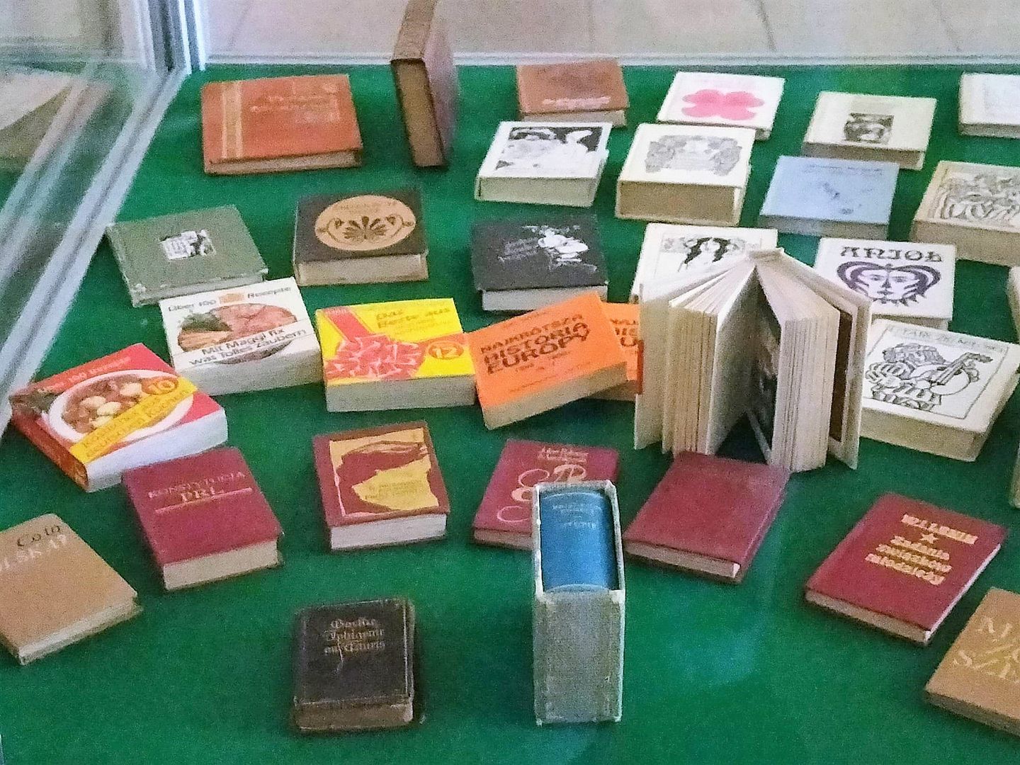 Część miniaurowych książek prezentowanych na wystawie w Bibliotece Głównej