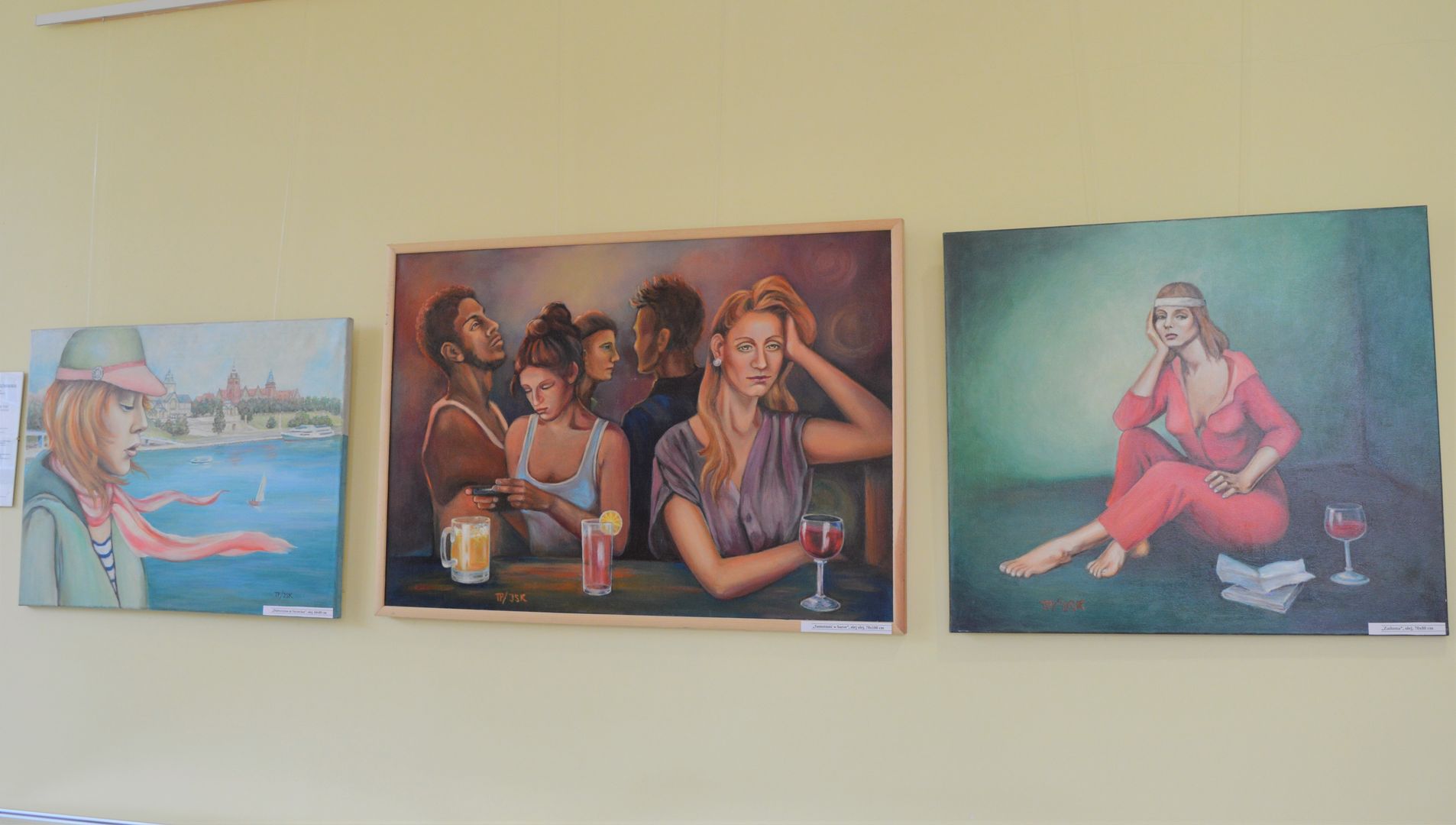 Dwa portrety kobiet  i scena rodzajowa z wystawy Barwy czasu. Barwy życia