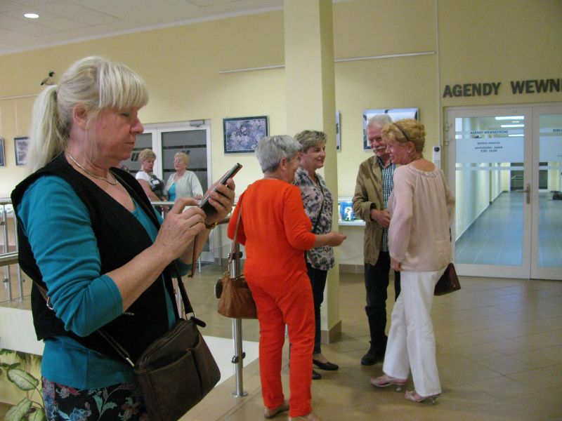 Goście zwiedzają wystawę Foto-Fantazje