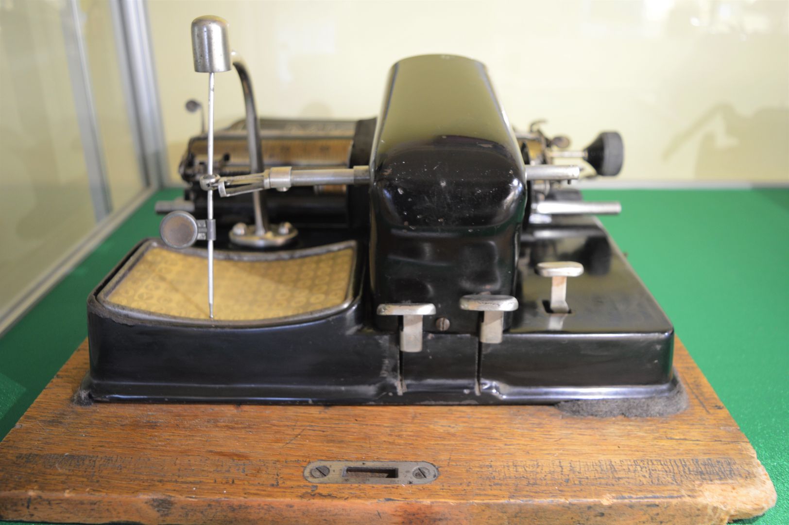 Zdjęcie przedstawia zabytkową maszynę do pisania z kolekcji Józefa Niedużaka