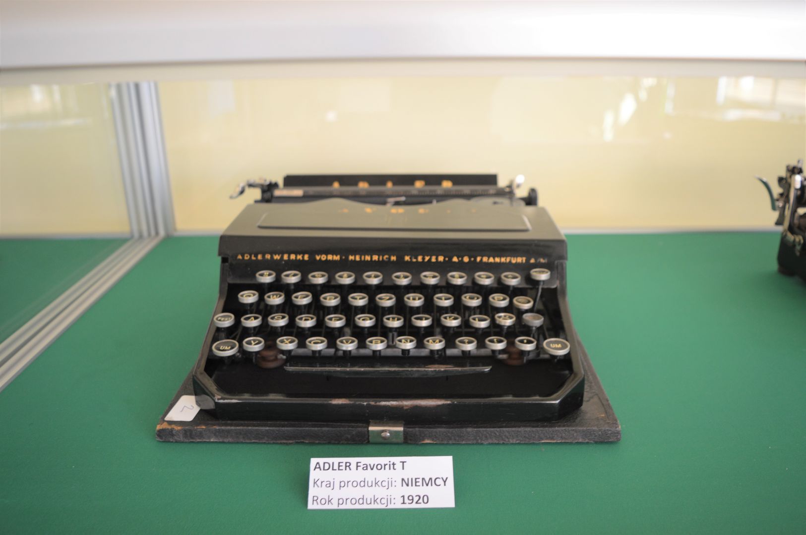 Zdjęcie przedstawia zabytkową maszynę do pisania Adler Favorit T