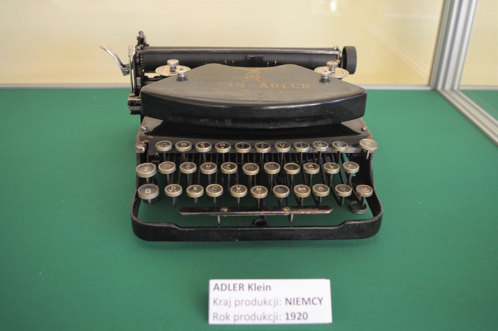 Zdjęcie przedstawia zabytkową maszynę do pisania Adler Klein