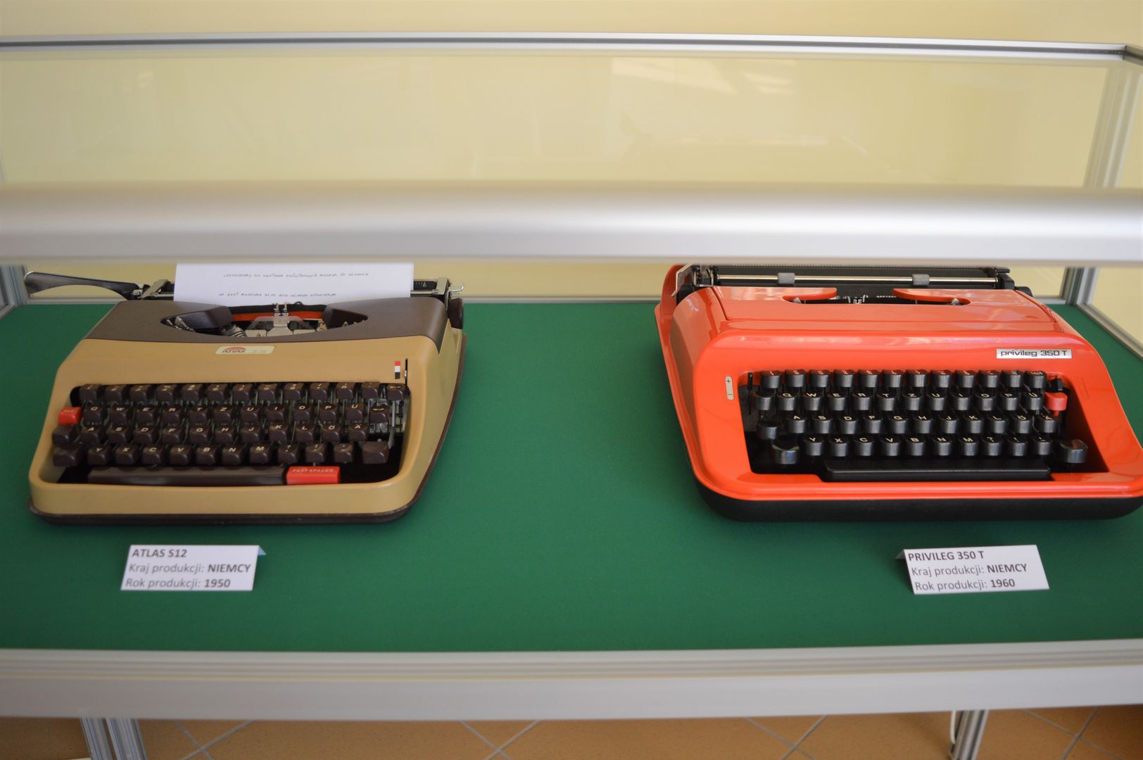 Zdjęcie przedstawia zabytkowe maszyny do pisania z kolekcji Józefa Niedużaka