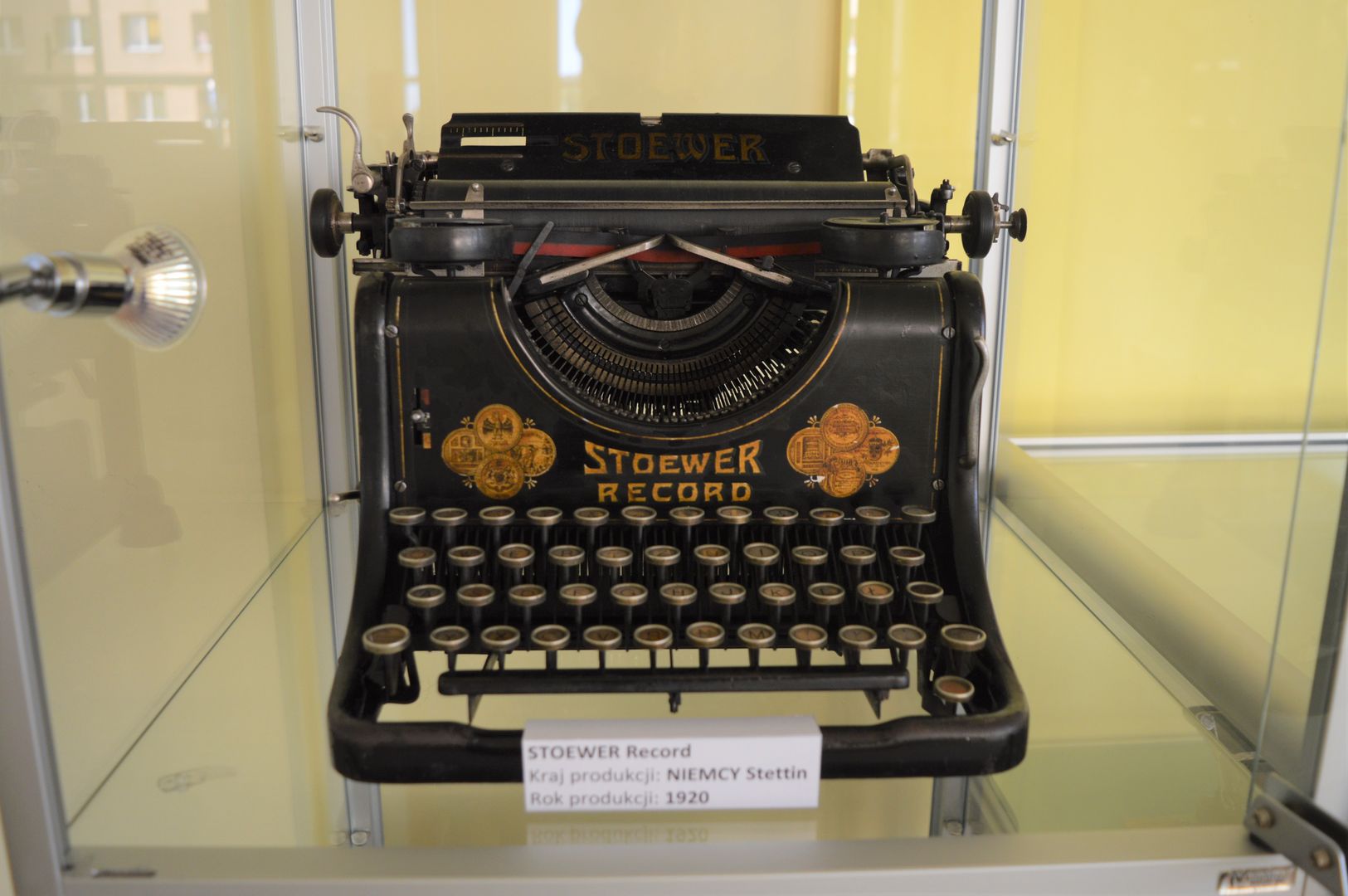 Zdjęcie przedstawia zabytkową maszynę do pisania Stoewer 