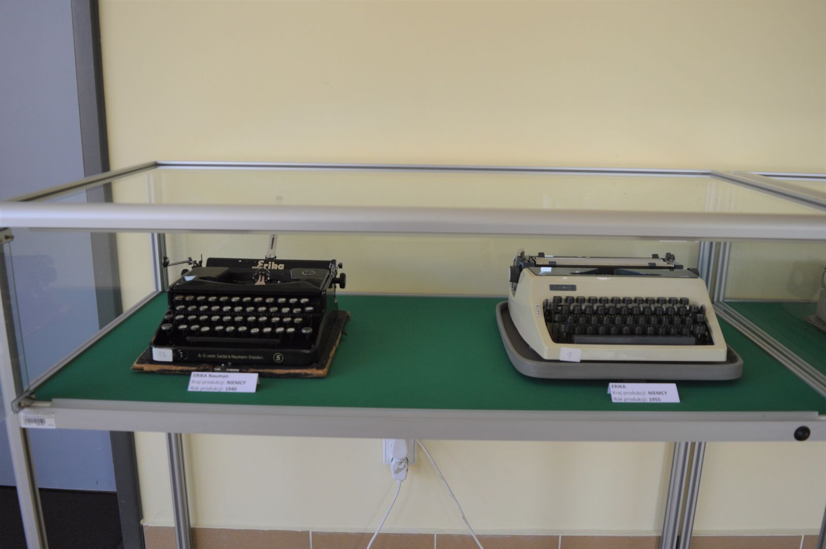 Zdjęcie przedstawia dwie zabytkowe maszyny do pisania 