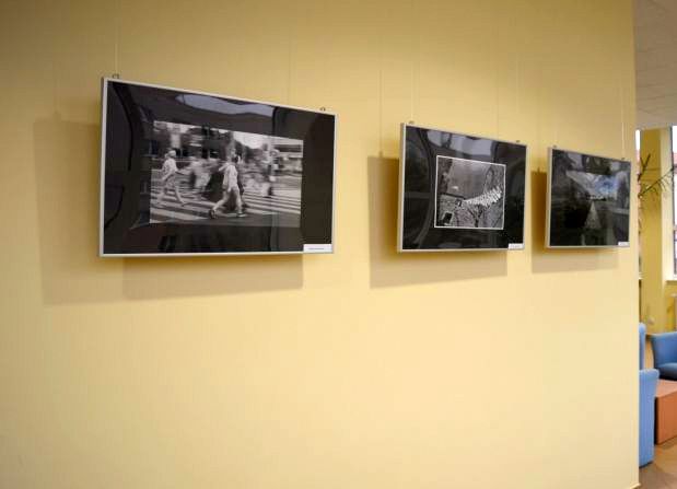 Trzy prace prezentowane na wystawie Miejskie impresje