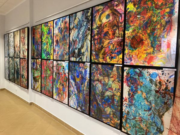 Ściana galerii &quot;Suplement&quot; zawieszona kolorowymi abstrakcjami autorstwa Andrzeja Buko