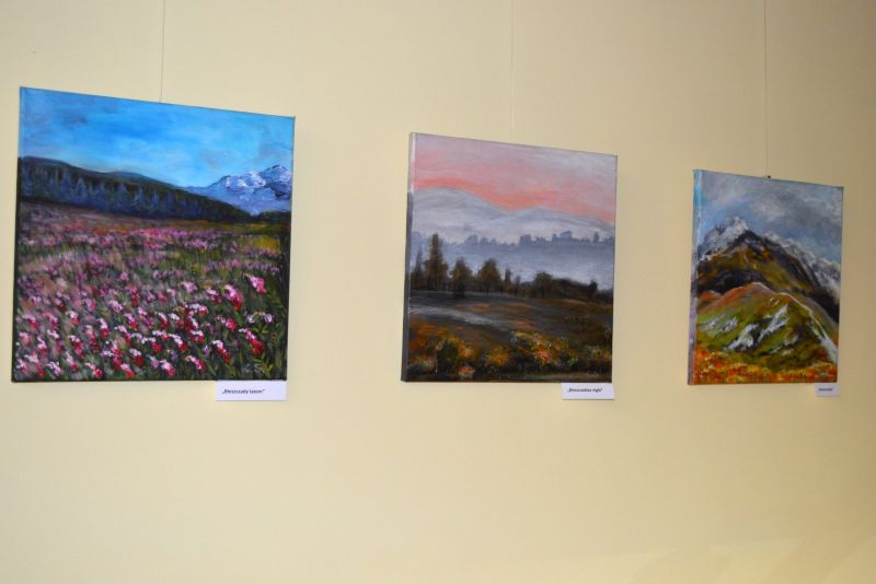 Trzy prace prezentowane na wystawie