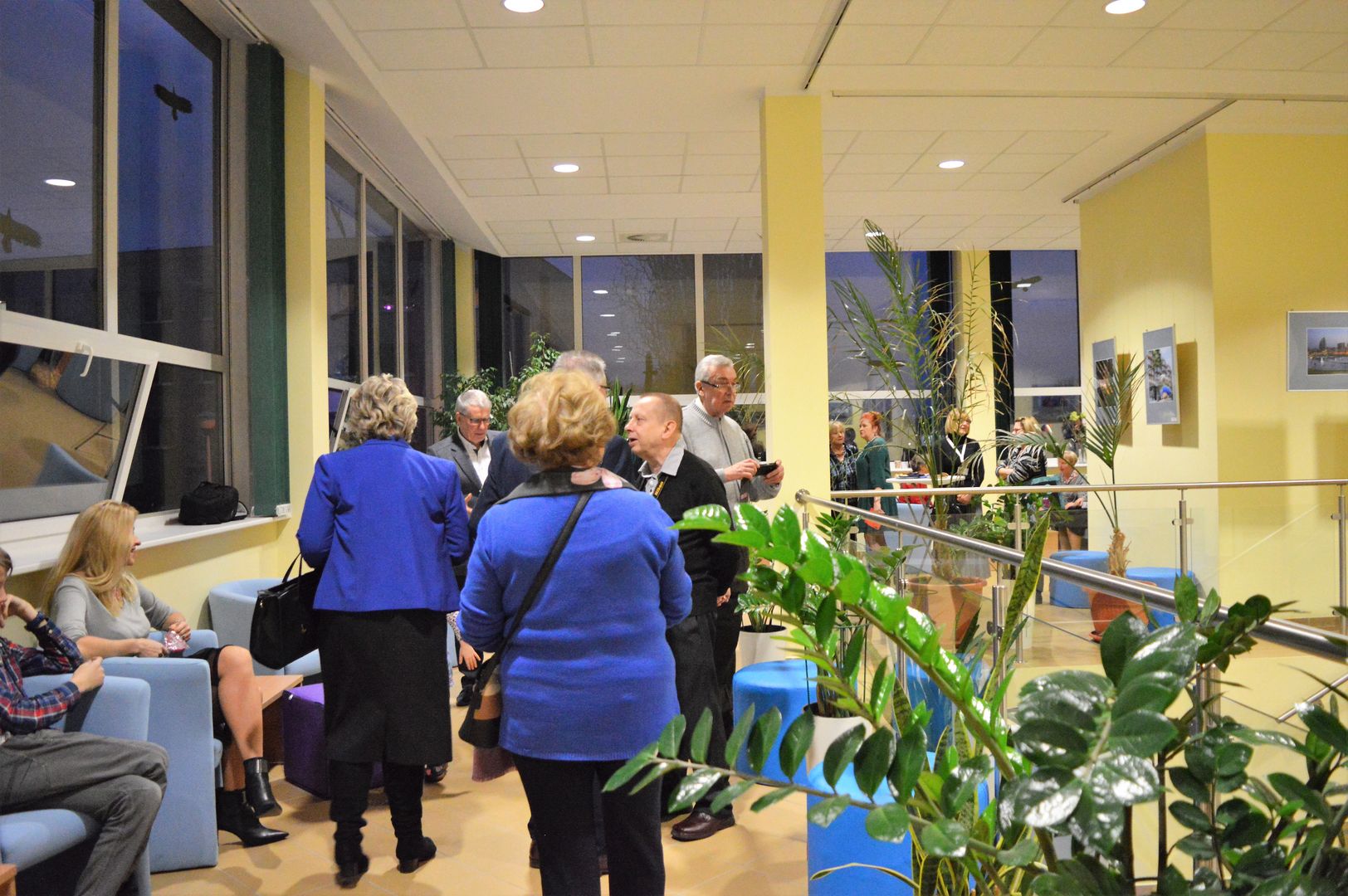 Galeria Suplement wypełniona zwiedzającymi