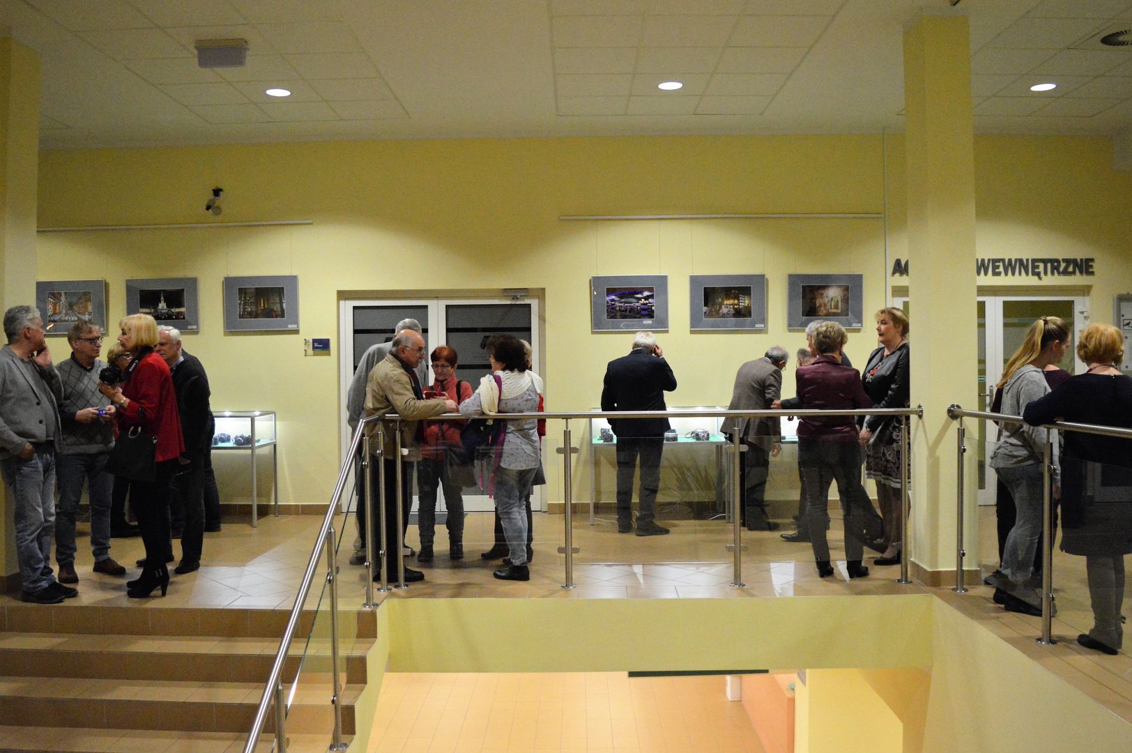 Goście wernisażu zbierają się w galerii