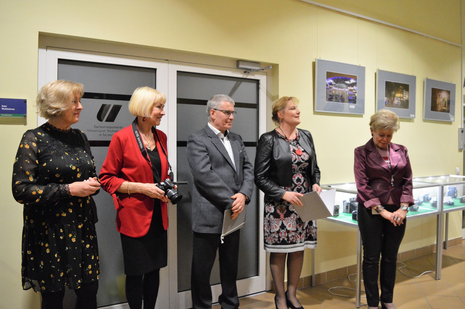 Dyrektor Anna Gryta i dyrektor Anna Grzelak-Rozenberg z twórcami wystawy witają przybyłych gości