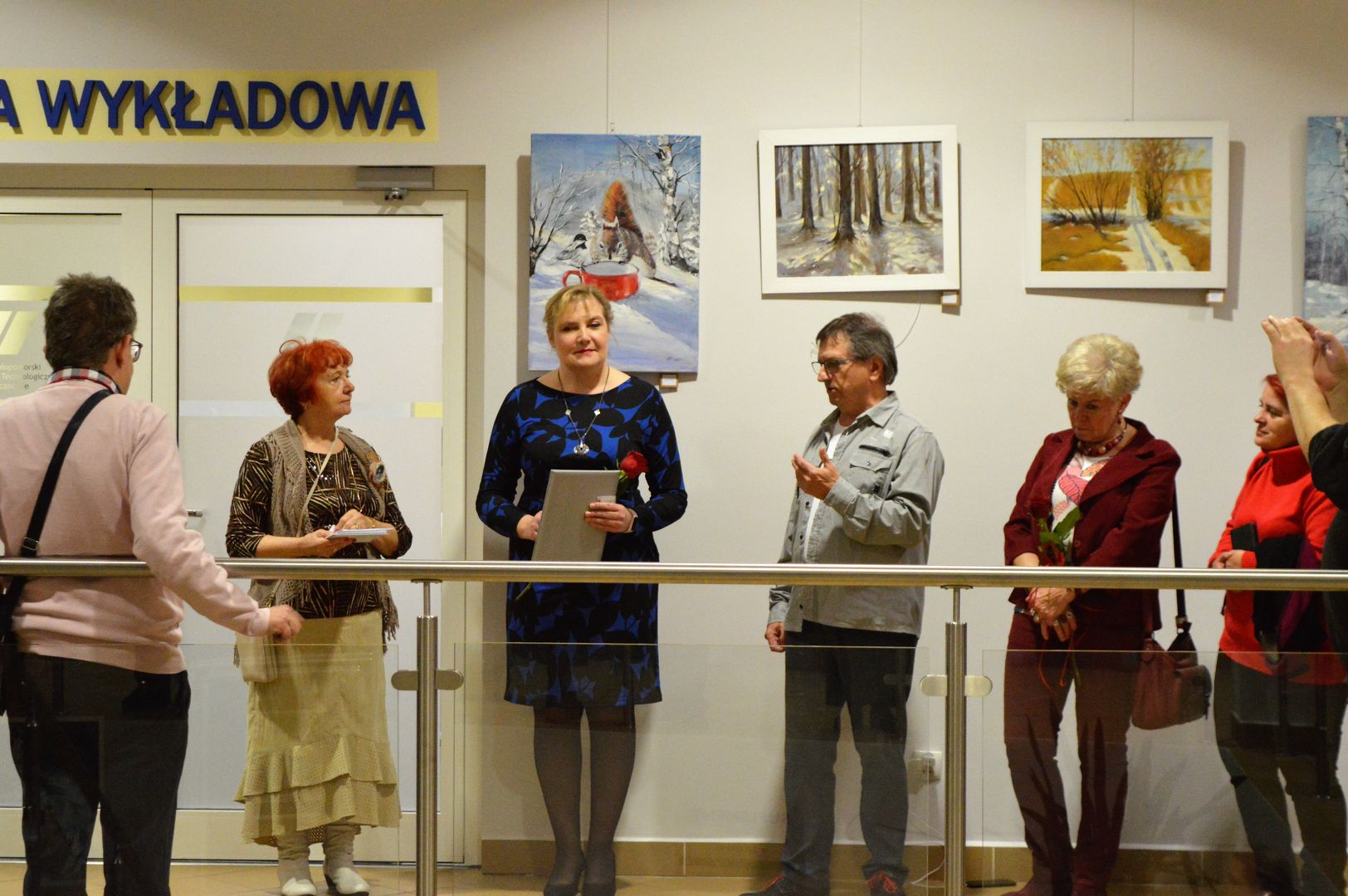 Dyrektor Biblioteki oraz członkowie ZSTK podczas wernisażu wystawy