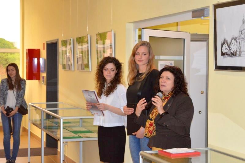 Dr inż. arch. Halina Rutyna przemawia na otwarciu wystawy swoich studentów