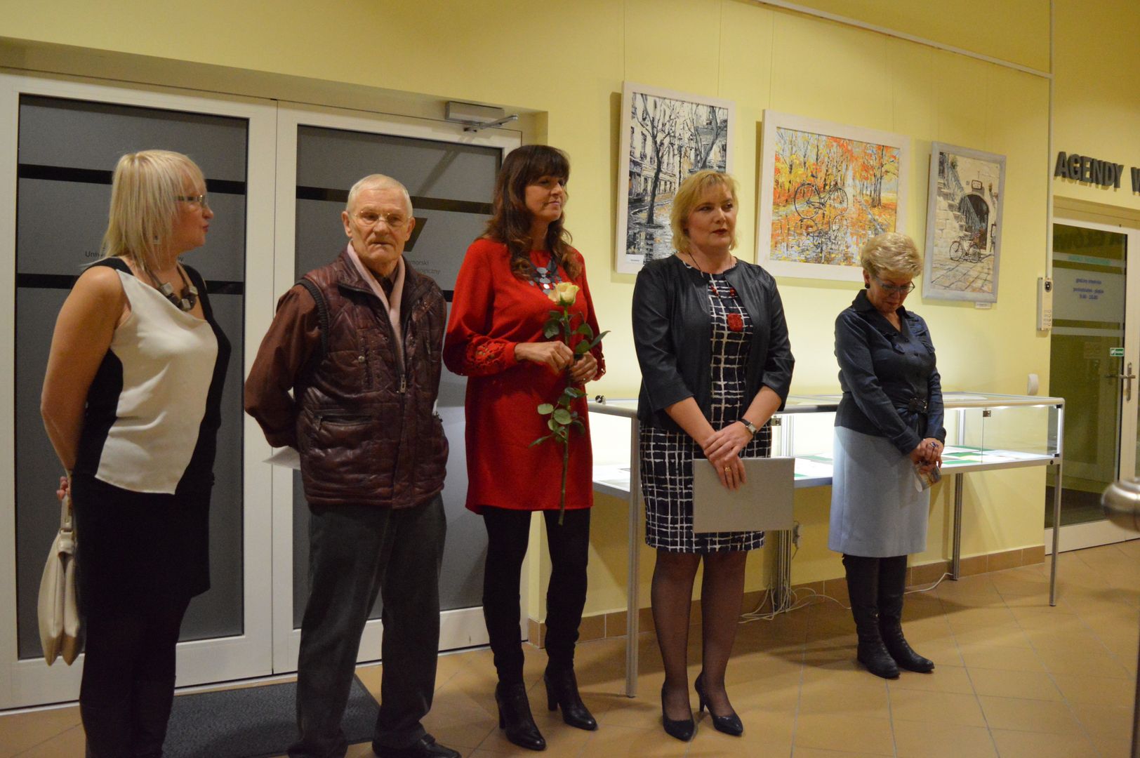 Dyrektor Anna Gryta w towarzystwie autorki i trzech innych osób otwiera wystawę