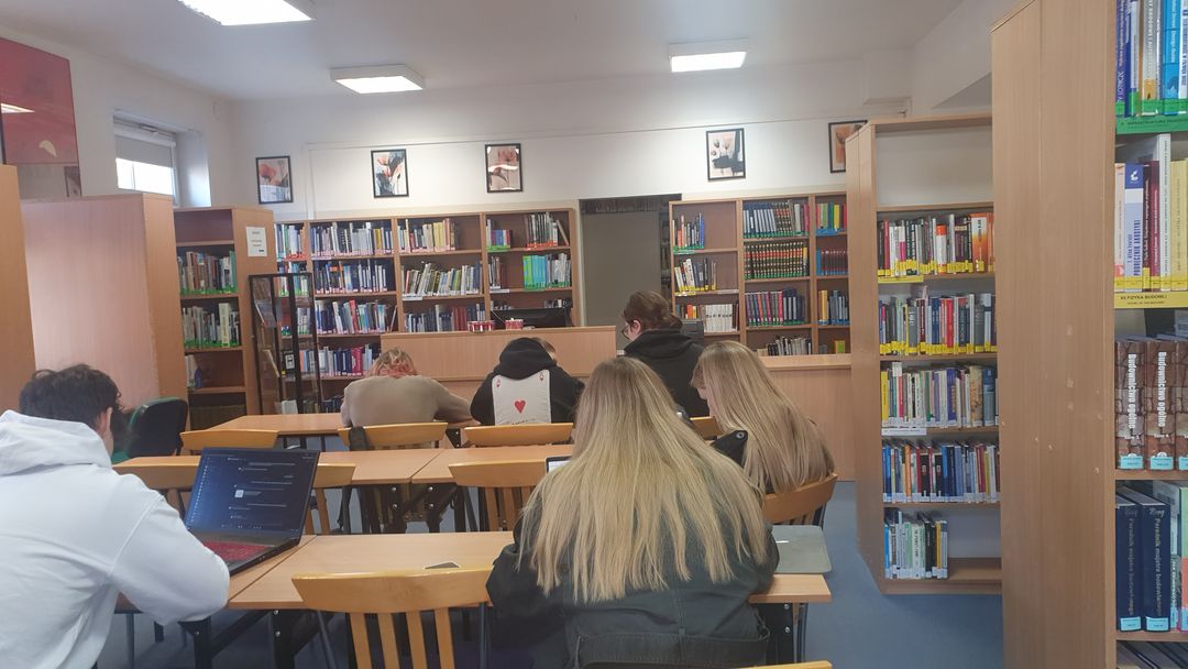 Studenci uczący się w Bibliotece Wydziału Architektury