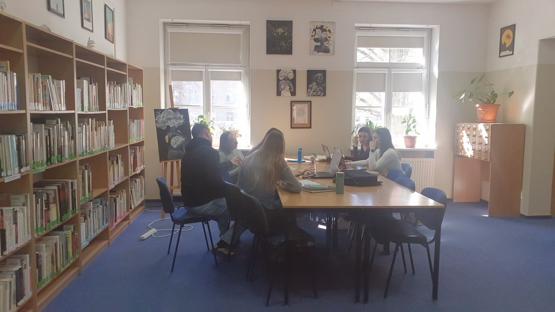 Grupa użytkowników rozmawiająca w Bibliotece Wydziału Architektury
