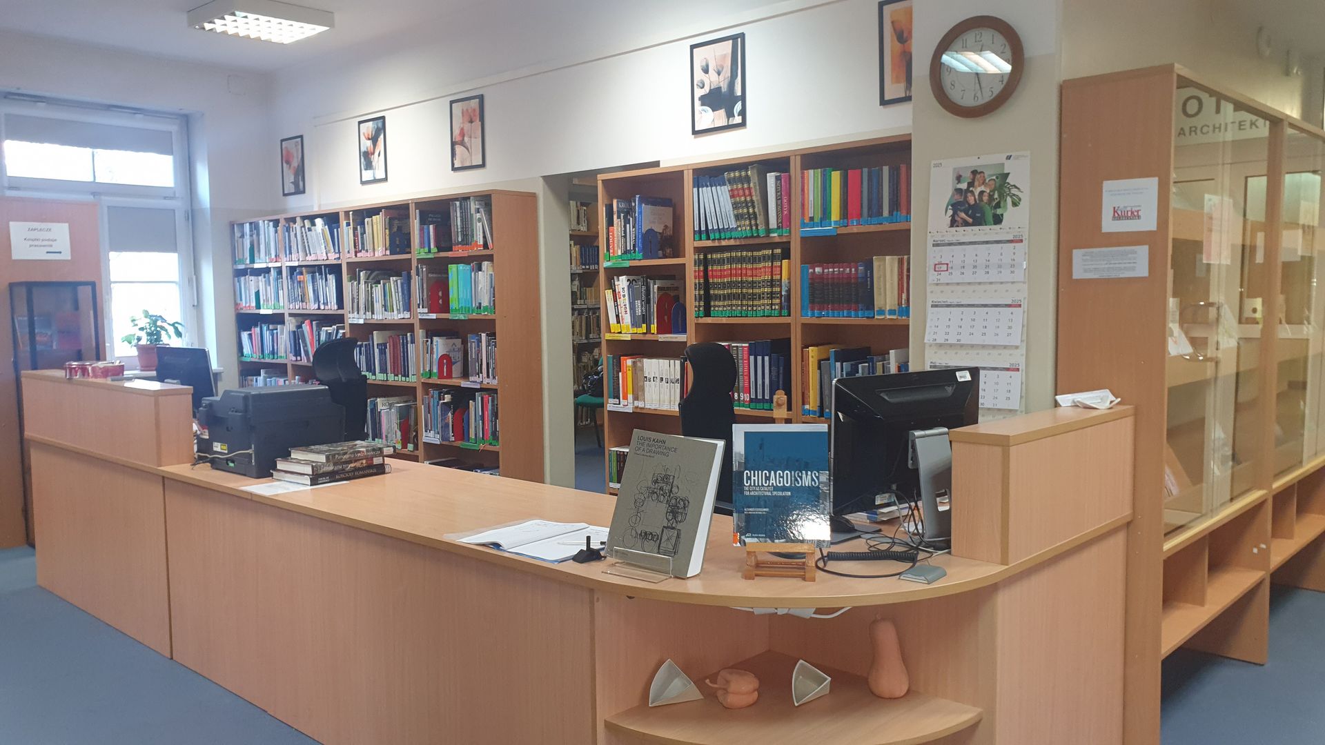 Lada biblioteczna ze stanowiskami bibliotekarzy i księgozbiór podręczny
