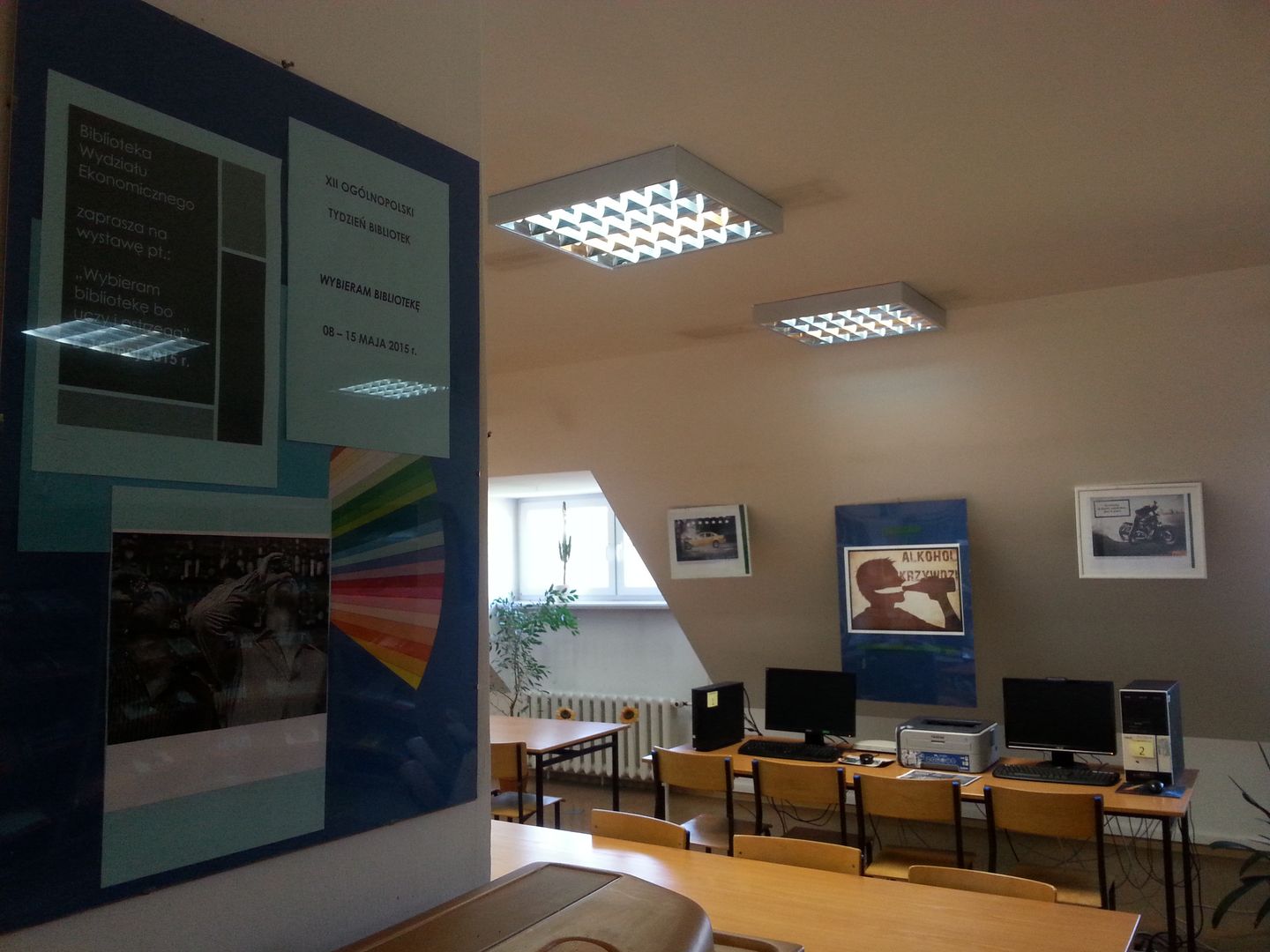 Fragment pomieszczenia Biblioteki Wydziału Ekonomicznego z plakatem Tygodnia Bibliotek 2015