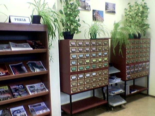 Regał z czasopismami i szafki katalogowe w Bibliotece Wydziału Elektrycznego