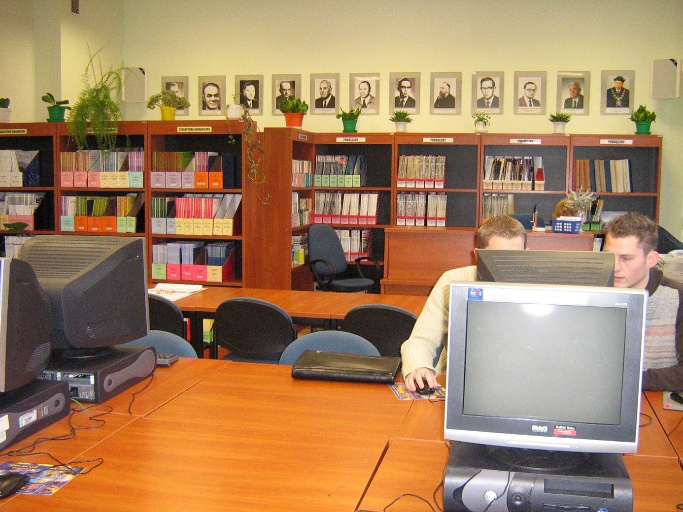 Dwóczh użytkowników przy komputerze w Bibliotece Wydziału Elektrycznego