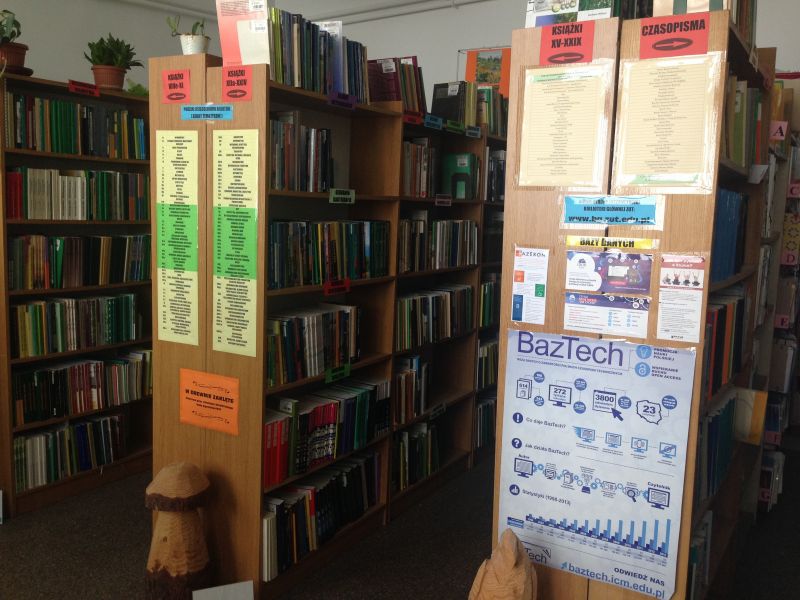 Regały z książkami w Bibliotece Wydziału Kształtowania Środowiska i Rolnictwa