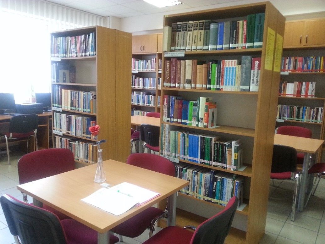 Regały z książkami oraz miejsca dla użytkowników Biblioteki Wydziału Nauk o Żywności i Rybactwa