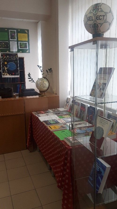 Fragment wnętrza Biblioteki Wydziału Nauk o Żywności i Rybactwa z okolicznościową wystawą