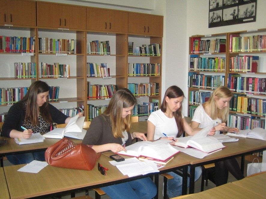 Studentki przygotowujące się do zajęć w Bibliotece Nauk o Żywności i Rybactwa
